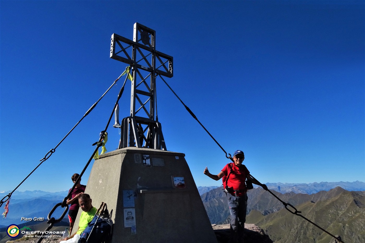 04 Alla croce di vetta del Pizzo Tre Signori (2554 m).JPG -                                